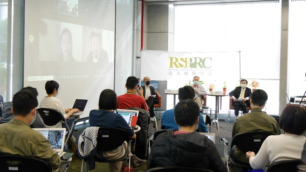 台大風險社會與政策研究中心今（17日）舉行記者會，說明台灣必須再次審視淨零轉型路徑。圖片來源：台大風險中心提供