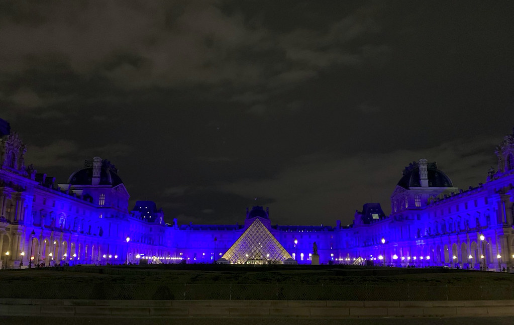 巴黎羅浮宮打上象徵歐盟的「歐盟藍」燈光，慶祝法國就任輪值主席。攝影：趙偉婷