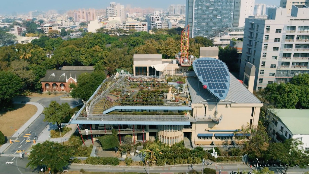成大孫運璿綠建築研究大樓被外界譽為「綠色魔法學校」。圖片來源：台達電子文教基金會提供