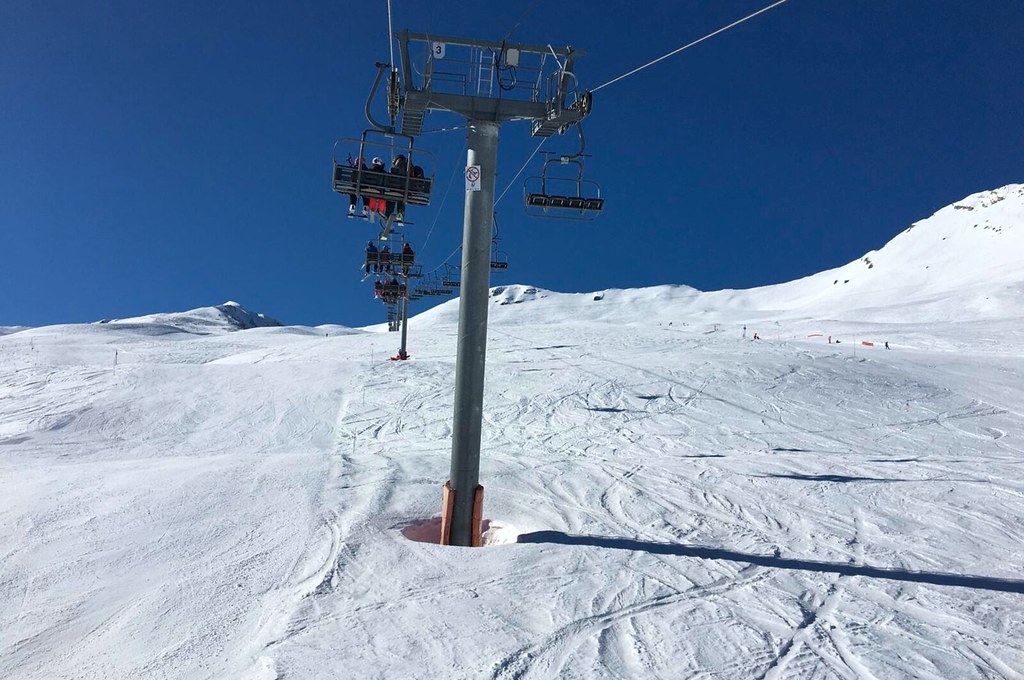 暖和、晴朗的天氣，導致雪道溼滑、僵硬，增加運動員受傷的風險。圖為法國阿爾卑斯山區滑雪場。攝影：趙偉婷