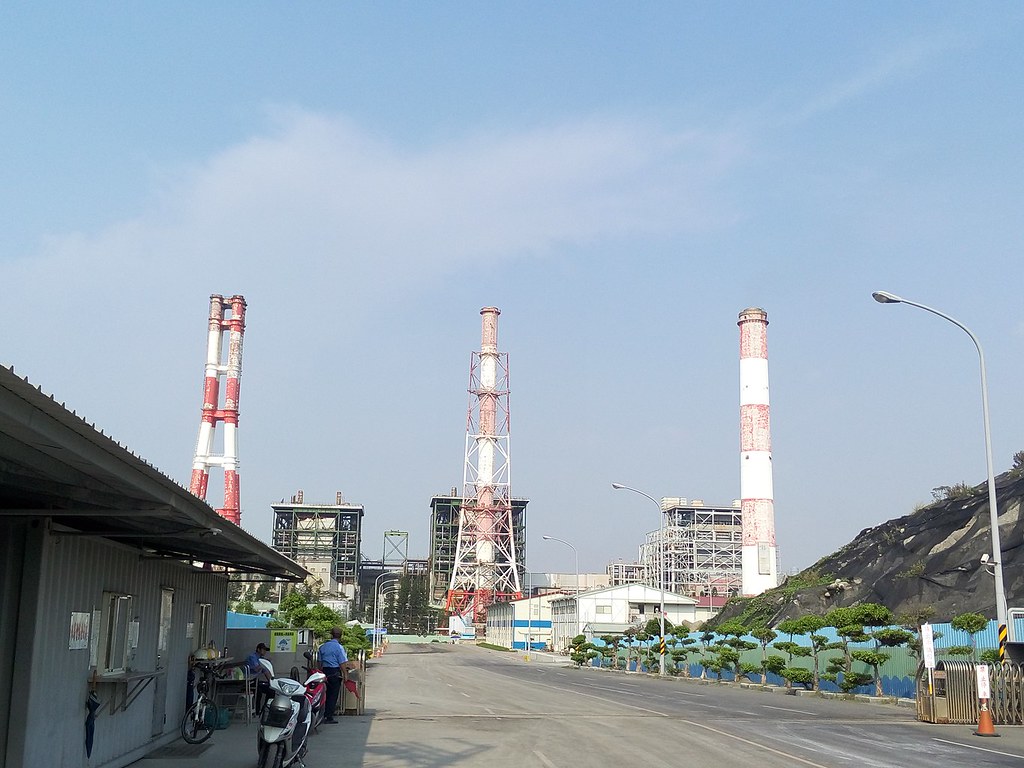 高雄大林發電廠，目前共有四部機組運轉中，裝置容量2650MW。圖片來源：Eric850130／維基百科（CC BY-SA 4.0）