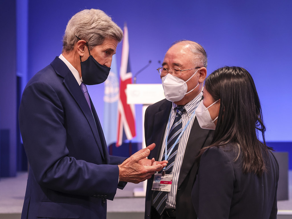 英國格拉斯哥COP26。美國氣候大使凱瑞和中國氣候大使解振華。圖片來源：Tim Hammond ／英國政府（CC BY-NC-ND 2.0）