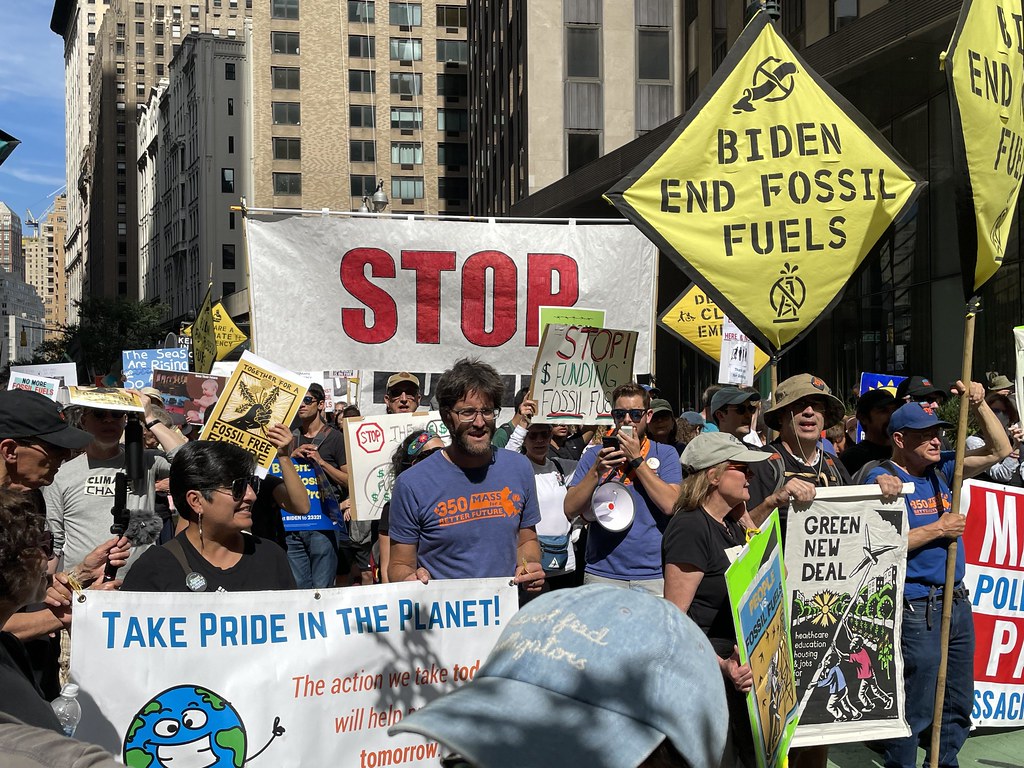 紐約氣候週萬人遊行高喊終結化石燃料 全球500場行動響應