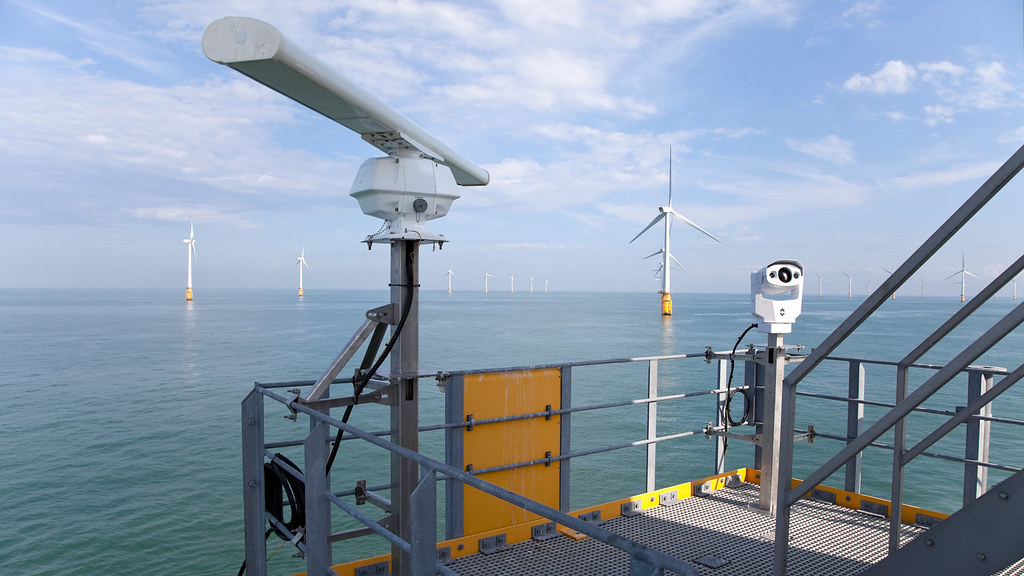 離岸風電調查是由業者出資，如果資料不開放，環評將很難評估生態影響。圖為英吉利海峽上一處風場，配備鳥類監測的研究儀器。圖片來源：VATTENFALL