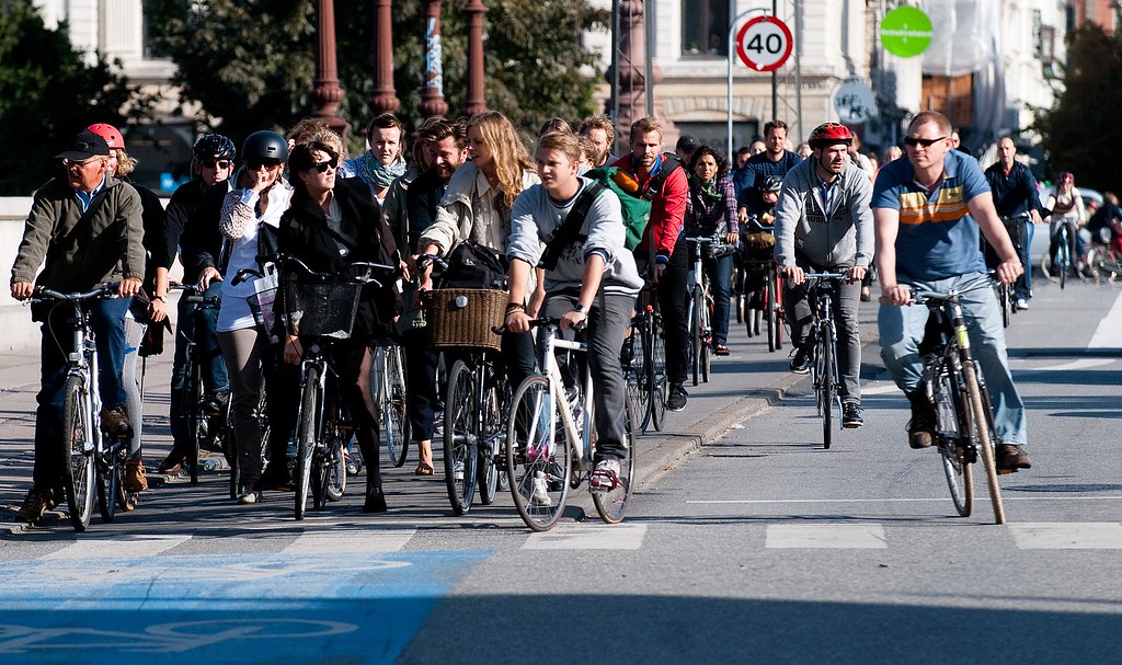 丹麥首都哥本哈根的尖峰時段，多數民眾選擇騎乘自行車穿越繁忙的路口。圖片來源：heb（CC BY-SA 3.0）