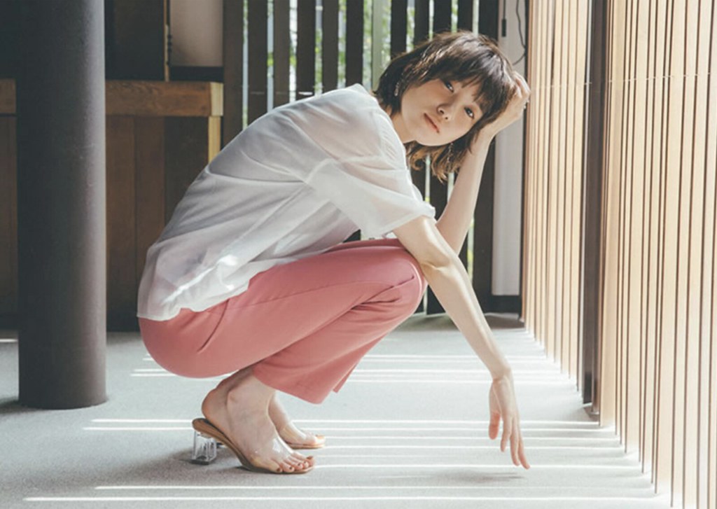 日本女演員飯豐萬理江穿著Re：EDIT由寶特瓶製作的再生纖維服飾。圖片來源：擷取自日本環境省