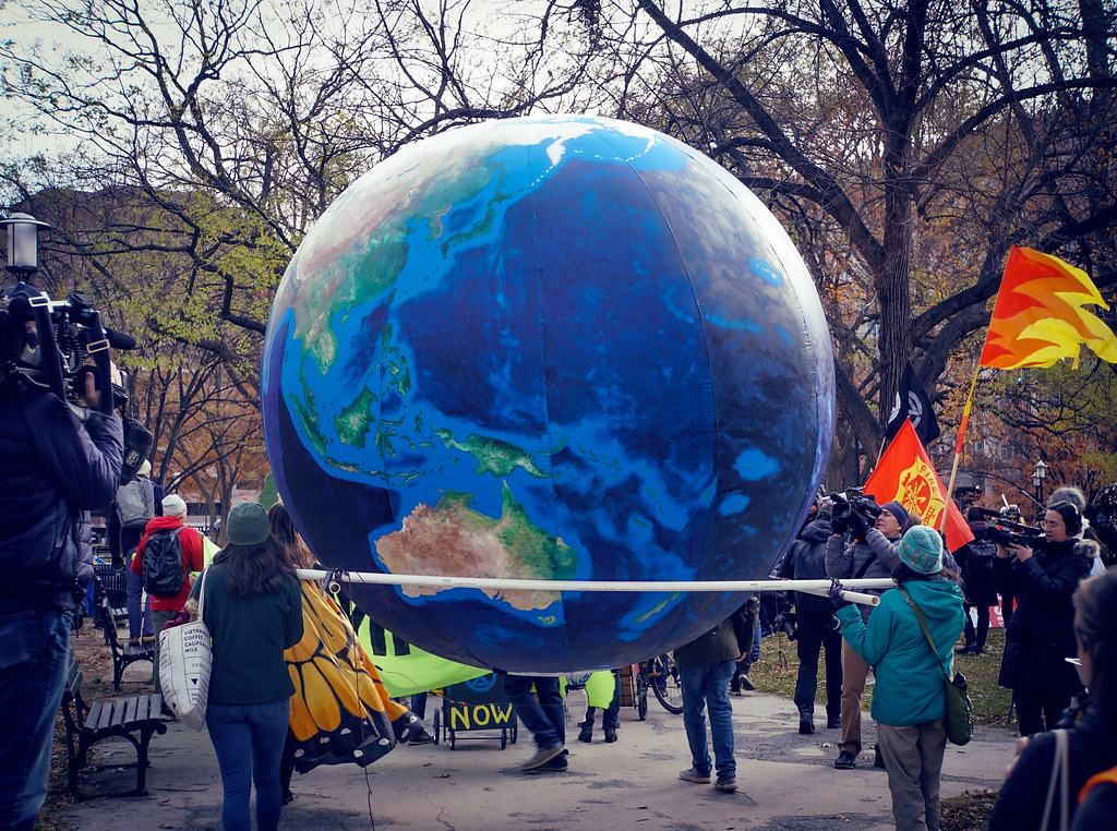  2019年美國影星珍芳達與「消防星期五」（Fire Drill Fridays）於華盛頓發起示威行動，要求國會採取行動，對抗氣候變遷。圖片來源：Ted Eytan（CC BY-SA 2.0）