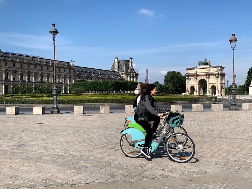 騎共享單車遊花都，成為許多當地民眾與遊客的愛好。圖片來源：趙偉婷 攝